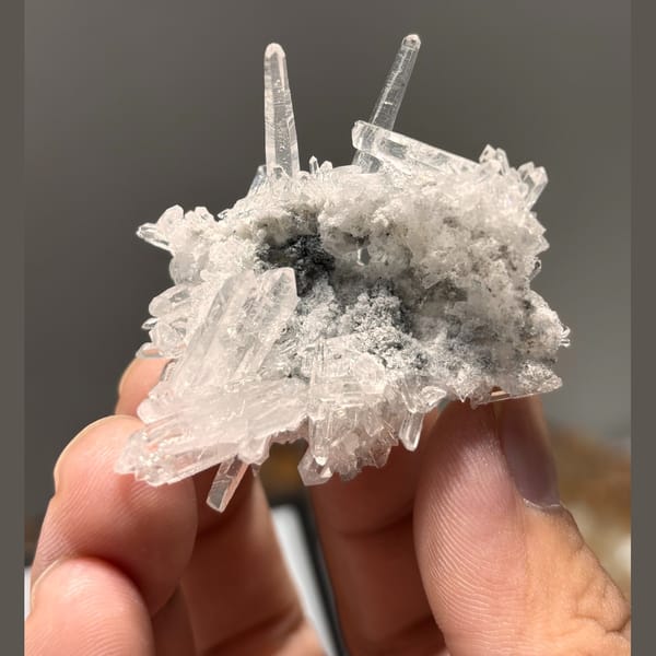 Freestanding Jinkouhe quartz cluster — detail view