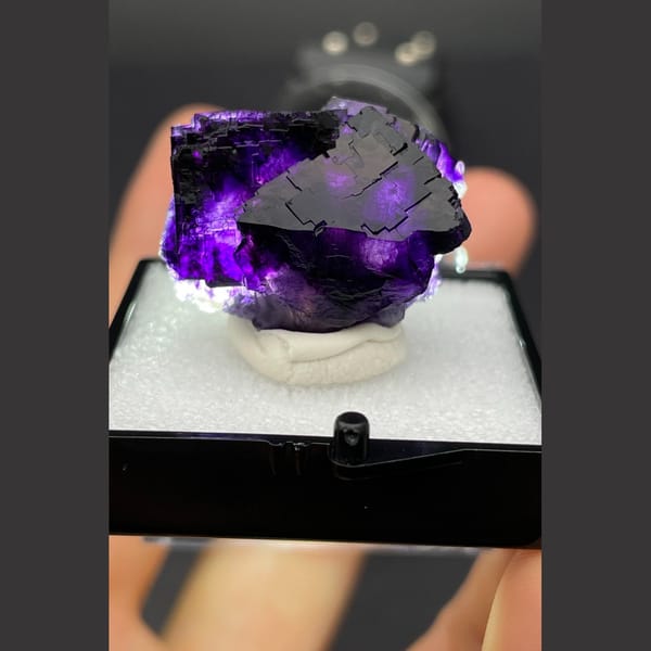Fluorite mid from Henan — complete view