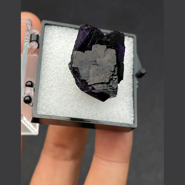 Fluorite mid from Henan — detail view