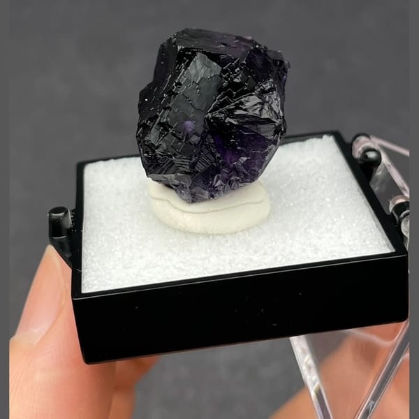 Fluorite mid from Henan — detail view