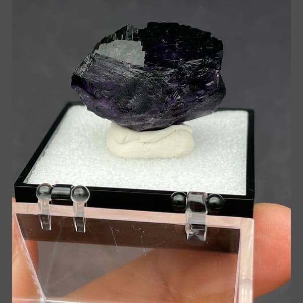 Fluorite mid from Henan — detail view