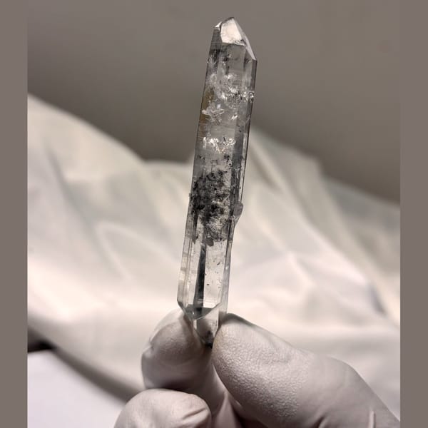 DT slender quartz needle from Jinkouhe — complete view