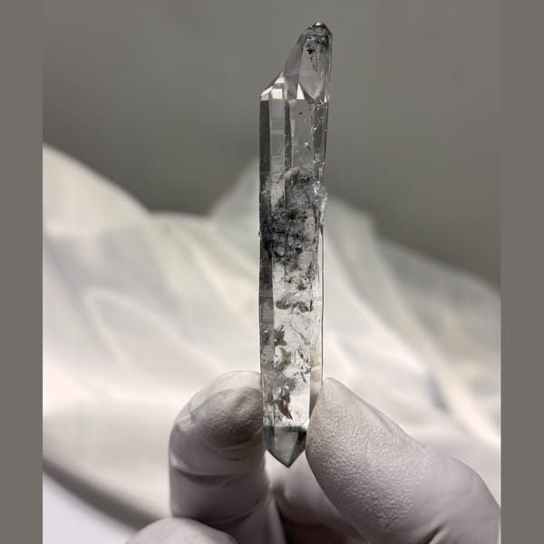 DT slender quartz needle from Jinkouhe — alternate view