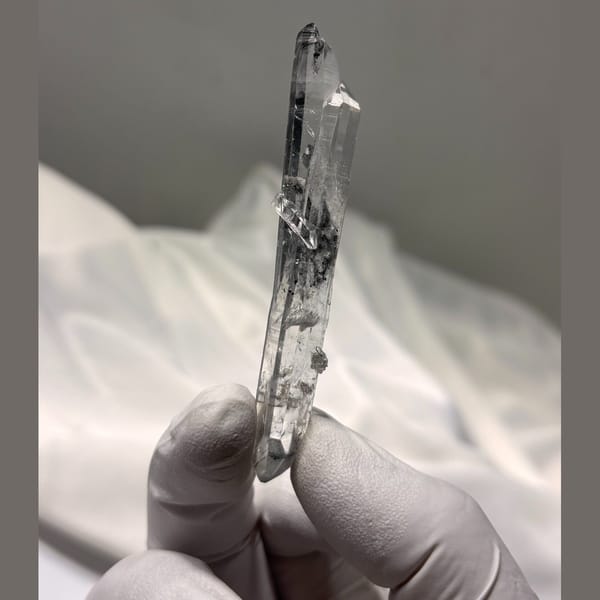 DT slender quartz needle from Jinkouhe — alternate view