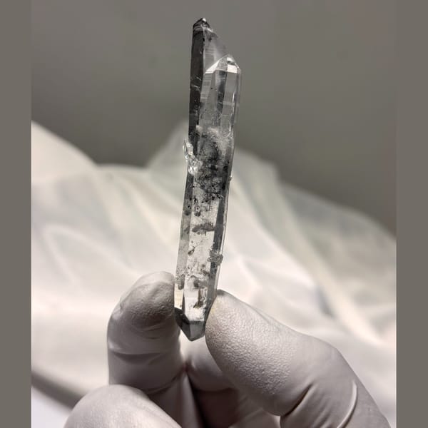 DT slender quartz needle from Jinkouhe — detail view