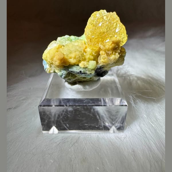 Yellow Creedite with Green Inclusions 4.5 cm — complete view