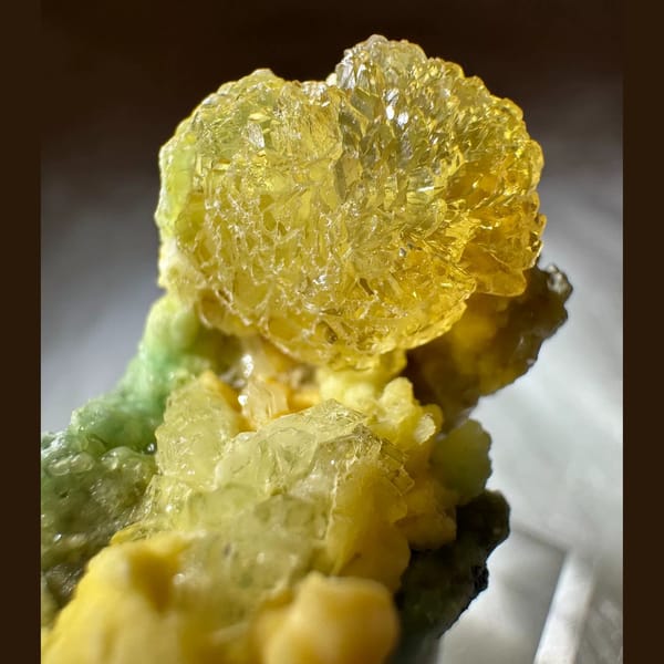 Yellow Creedite with Green Inclusions 4.5 cm — detail view