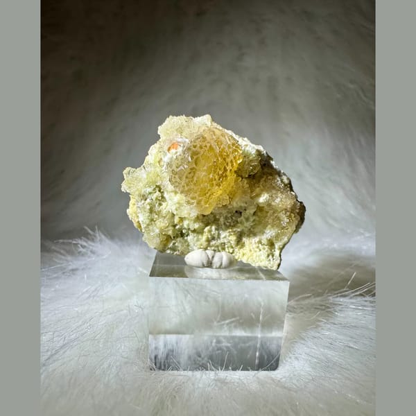 Yellow Creedite on White Matrix 4.0 cm — complete view