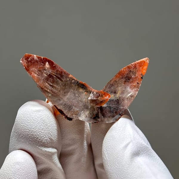 Swallowtail-twinned calcite B from Hubei — alternate view