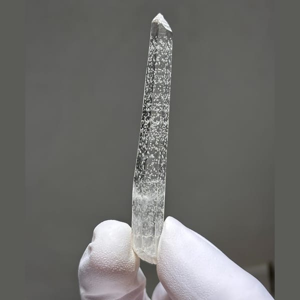 Slender freestanding quartz from Inner Mongolia — complete view