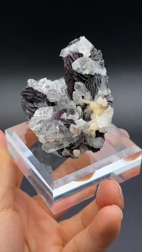 Complete oblique side with quartz crystals crossing layered hematite