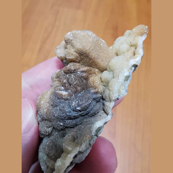 Quartz and hematite coated in calcite — complete view
