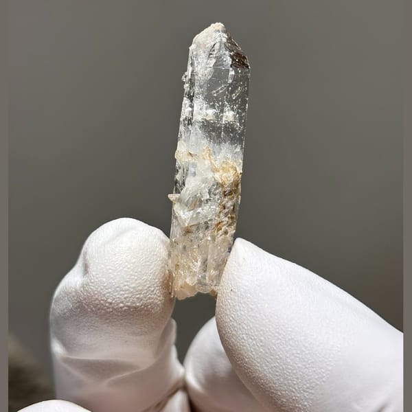 Complete-tip Xuebaoding quartz — complete view