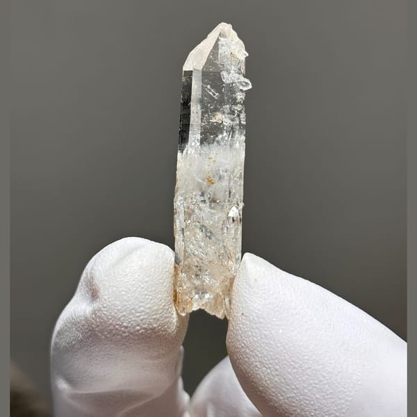 Complete-tip Xuebaoding quartz — detail view