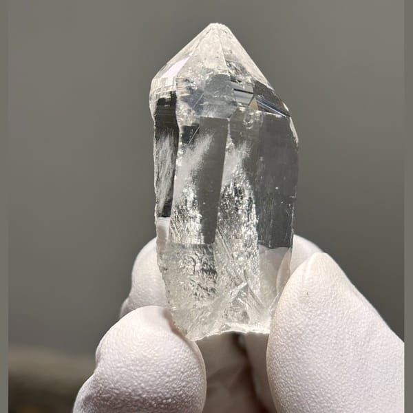 Xuebaoding quartz with tip chip — detail view