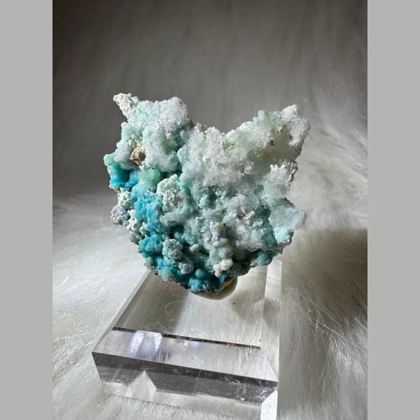 Blue-White Gibbsite 4.5 cm — alternate view