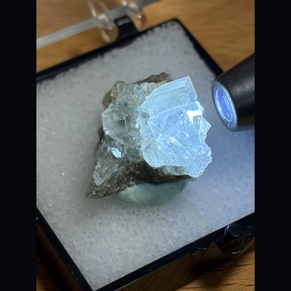 Clear fluorite from Xianghualing — complete view