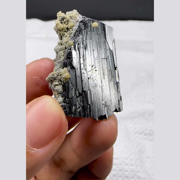 Lustrous Wolframite with Mica Yaogangxian 4.0 cm — alternate view