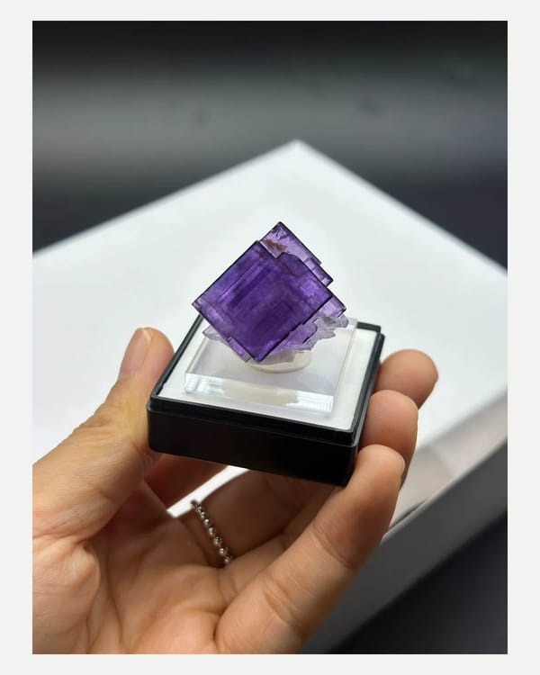 Complete top oblique view showing the largest cubic fluorite face