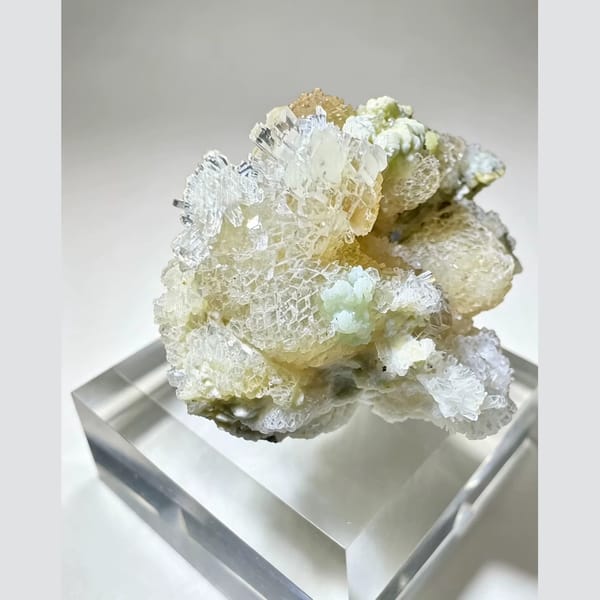 Pale Yellow Creedite with Green Accents 5.0 cm — detail view