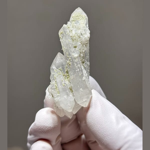 Freestanding Yaogangxian quartz — complete view