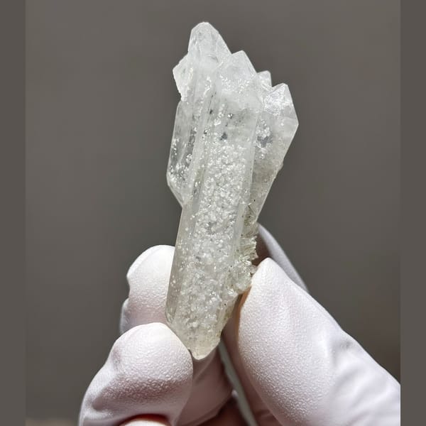 Freestanding Yaogangxian quartz — detail view