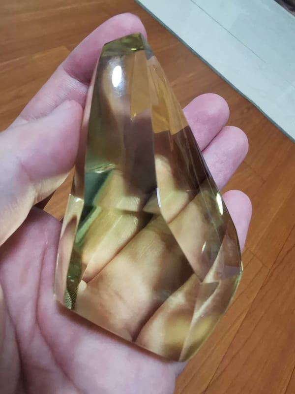 Complete side view of the polished yellow quartz freeform