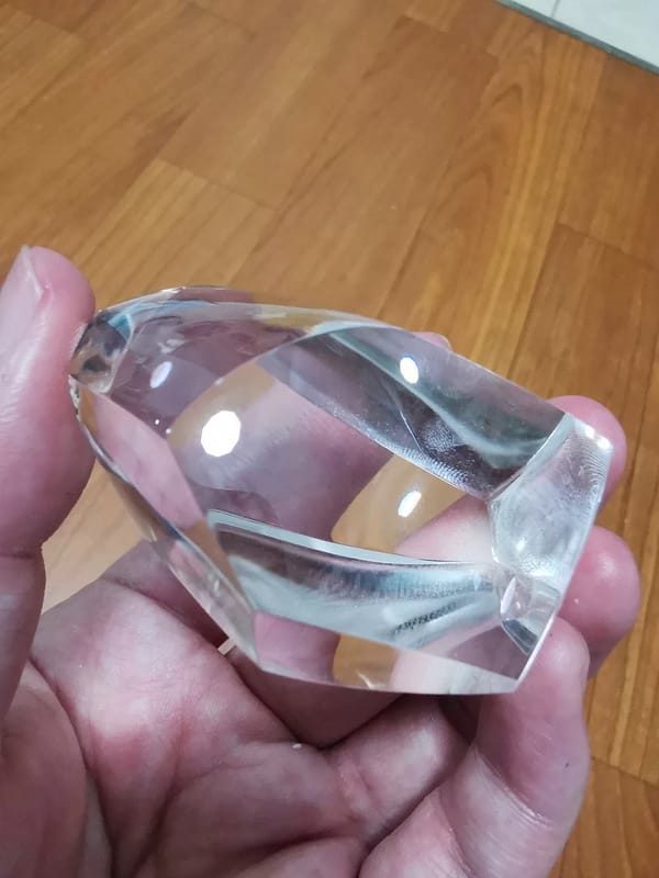 Complete upper view of the polished clear quartz freeform