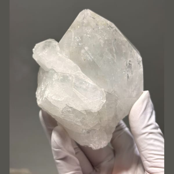 Large Xuebaoding quartz with scheelite — detail view
