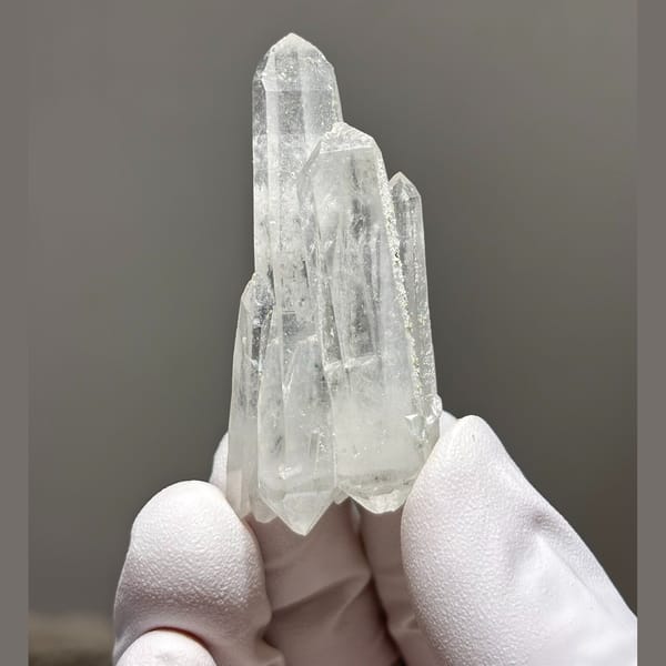 Freestanding Yaogangxian quartz B — complete view