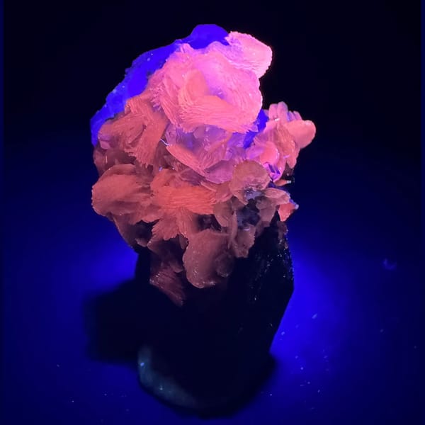 Wolframite with Petal Calcite Yaogangxian 3.0 cm — alternate view