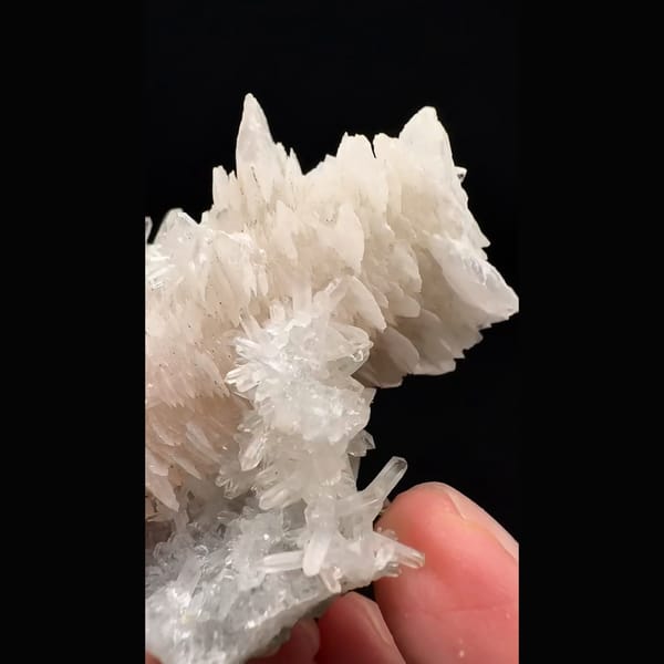 Green quartz with pale pink layered calcite from Huanggangliang — alternate view