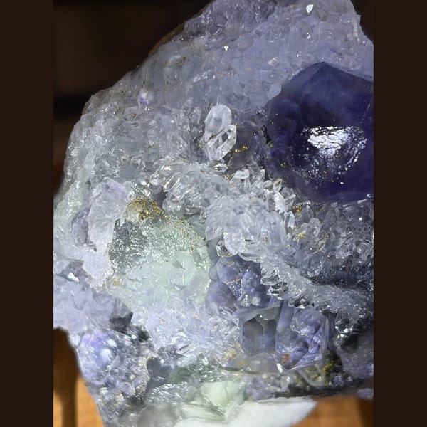 Large blue fluorite crystal on quartz cluster from Fujian — detail view