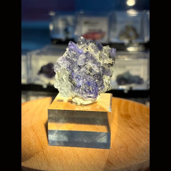 Blue-purple fluorite with quartz from Fujian — complete view