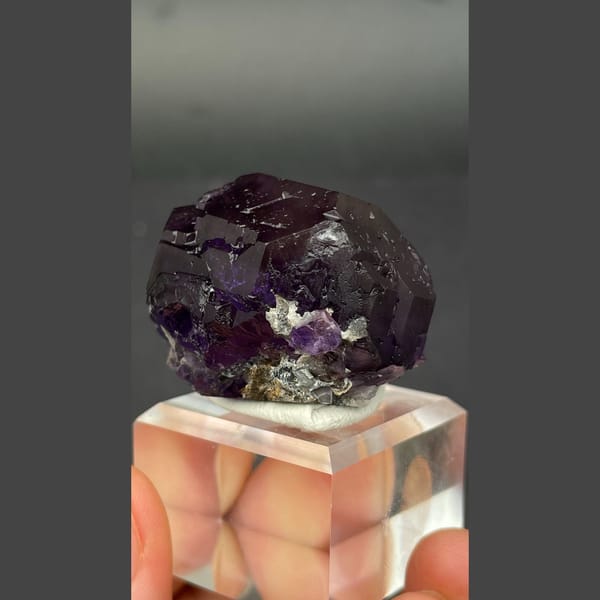 Large single tanzanite blue-violet fluorite crystal from Fujian — alternate view