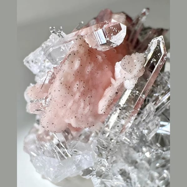 Rhodochrosite with Apatite on Quartz 3.0 cm — detail view