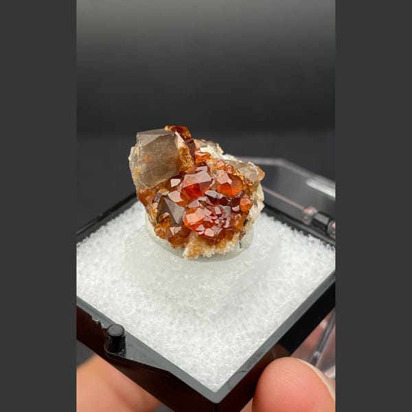 Garnet with smoky quartz from Fujian — detail view