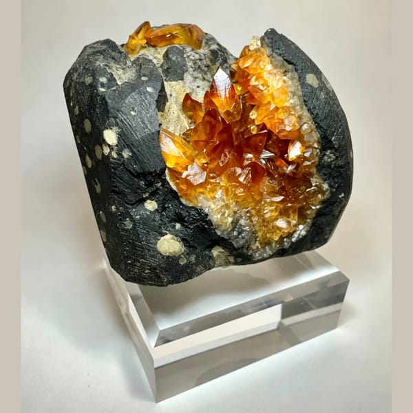 Golden Calcite Geode Vietnam 5.5 cm — detail view