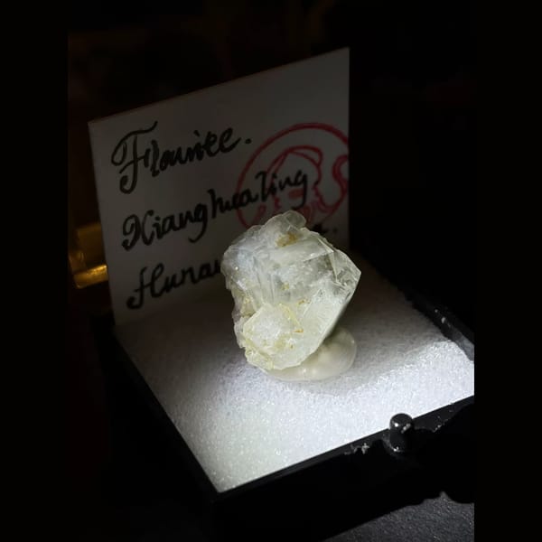 Clear fluorite crystal from Xianghualing — complete view
