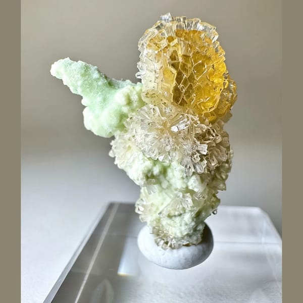 Yellow Creedite with Green 2.6 cm — complete view