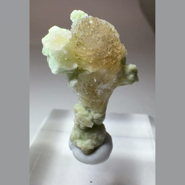 Yellow Creedite with Green Inclusions 2.5 cm — detail view