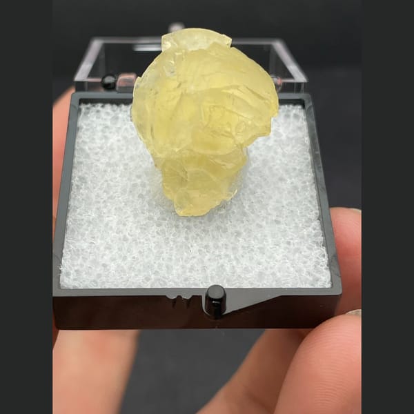 Ball-habit fluorite from Zhejiang — complete view