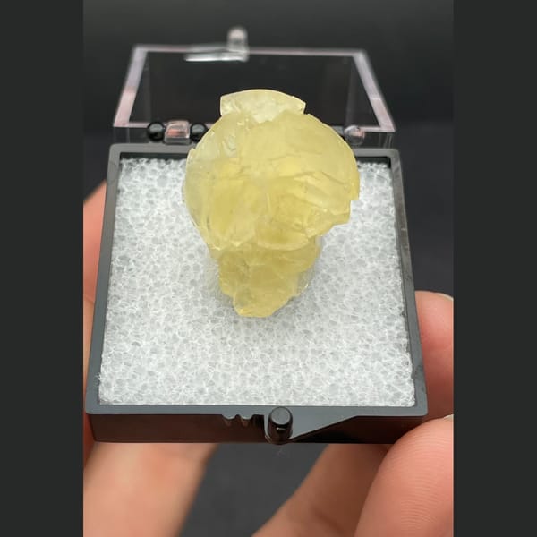 Ball-habit fluorite from Zhejiang — alternate view