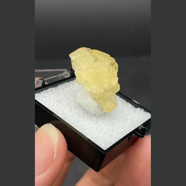 Ball-habit fluorite from Zhejiang — alternate view