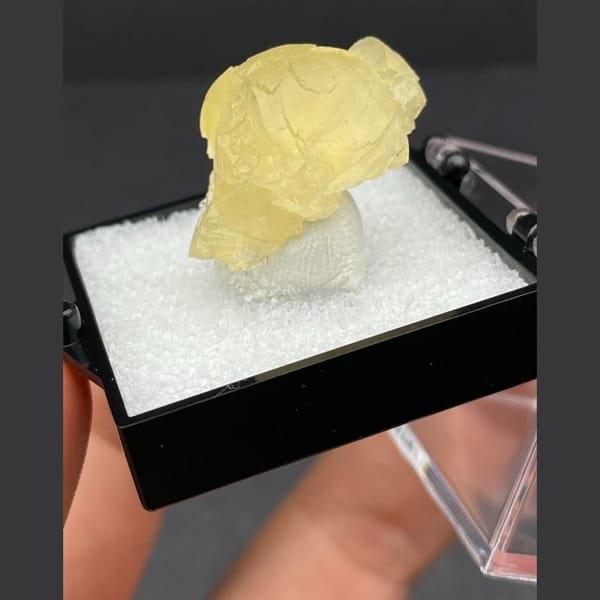 Ball-habit fluorite from Zhejiang — detail view