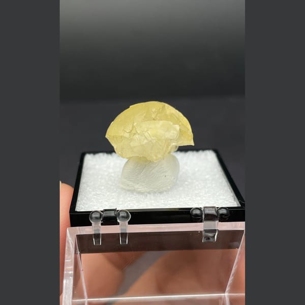 Ball-habit fluorite from Zhejiang — detail view