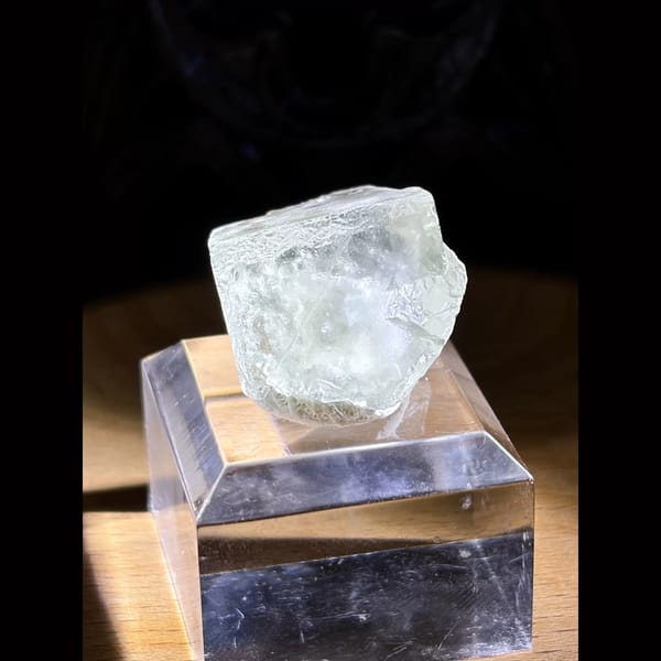 Beveled fluorite crystal from Xianghualing — complete view