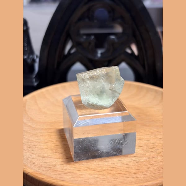 Beveled fluorite crystal from Xianghualing — alternate view