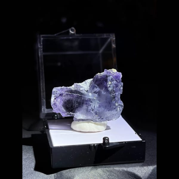 Purple fluorite from Yaogangxian — complete view