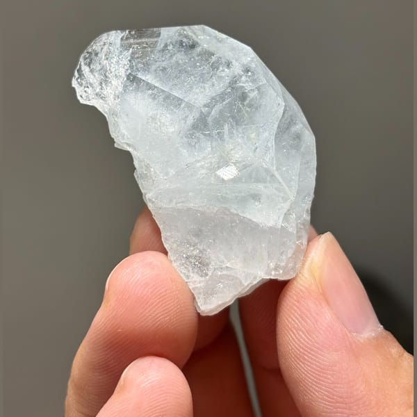 Fractured-interior Xuebaoding aquamarine — complete view